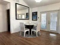 1 Minute Walk to Ocean-Charming Downtown Beachside Home with Mother-In-Law Suite - บังกะโล