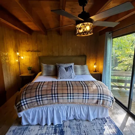 Innsbrook Falls Hideaway - Roomy lakefront Chalet w/ spacious deck & firepit