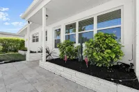 The Shore House! 1 Block to Beach and Dining - Wi-Fi
