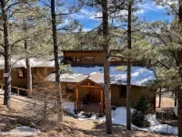 Walk to ski & trails! Luxury lodge, sleeps 17, hot tub, fire pit & fenced yard. - 4-Star