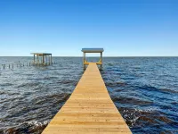 Baywatch Paradice Paradice  8 m to Beach, Private Pier, Sleeps 8 Fenced Dog Area - 5-Star