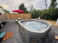 Sip & Soak: Airstream Glamping, Hot Tub on Seneca Wine Trail - 3つ星