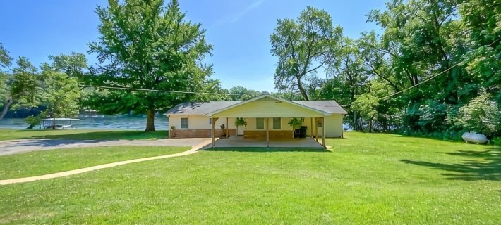 Ultimate Riverfront Stay Huge Dock + Prime Fishing Access Hotels in Marion County