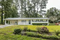 The Abode at Roswell. A Charming 4-bedroom with handicap accessible features. - Wifi
