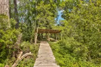 Watch the Manatees Swim by from This Peaceful Retreat with a Private Dock - 3성급