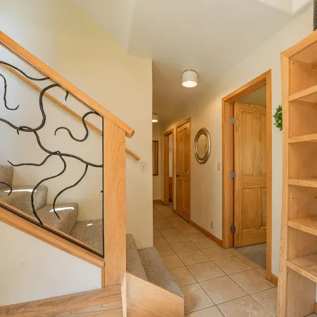 Coal Creek In-town Retreat!  3BR/3 Full BAs  - SLPS 8 - 2 blocks to Elk Ave!