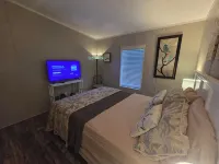 FamiLee Lakehouse Retreat Football & Fishing DogFriendly w-HotTub & BoatDock - 4-Star