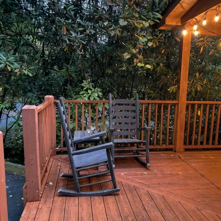 3/2 Log Cabin with year round rushing creek. Hot tub, wifi, A/C, arcade game.