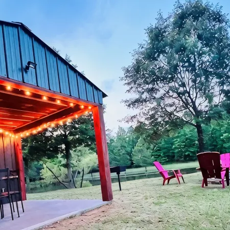 Cozy cabin w/ private pond & firepit. 3 miles to lake & 12 to Crater of Diamonds