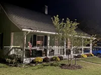 Mayberry Front Porch - 0.5 miles to downtown Mayberry - 2-Sterne