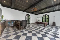 A Private Siesta Key Waterfront Estate with Extraordinary Indoor/Outdoor Pool - 4 estrellas