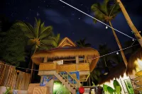 Hiraya Surf Hostel - مسبح