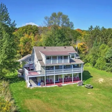 Large Cottage with Beach