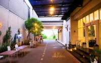 Votel Hotel Charis Tuban Hotel a Jenu
