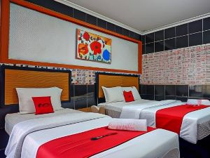 RedDoorz Plus Near Amplaz Yogyakarta