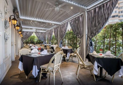 비벌리 힐스 플라자 호텔의 아기자기한 정원