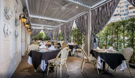 Beverly Hills Plaza Hotel & Spa Отели рядом с достопримечательностью «Парк Холмби»