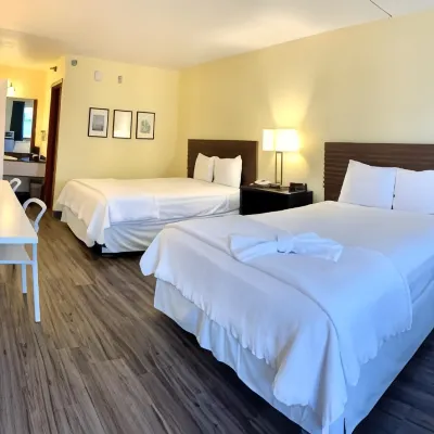Seven Gables Inn Hotels near Moonshine Beach