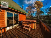 Romantic Log Cabin Hideaway, Hot tub nestled Near the Scenic Mississippi River!