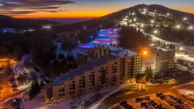 SLOPES VIEW, SKI IN AND OUT AT SILVER CREEK, SLEEPS 4. Отели в г. 
