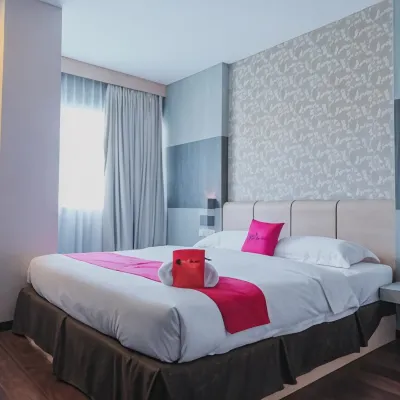 RedDoorz Plus near Gold Coast Ferry Terminal Batam Hotel dekat Gapura Bengkong Sadai