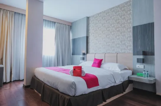 RedDoorz Plus near Gold Coast Ferry Terminal Batam Hotels near Masjid Cheng Hoo