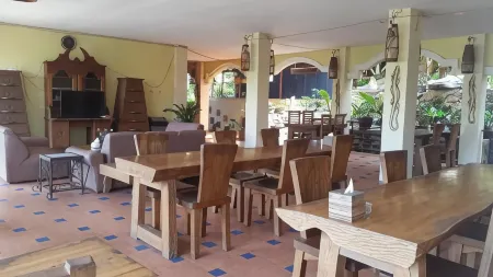 Centro Bajo Hotel & Resto