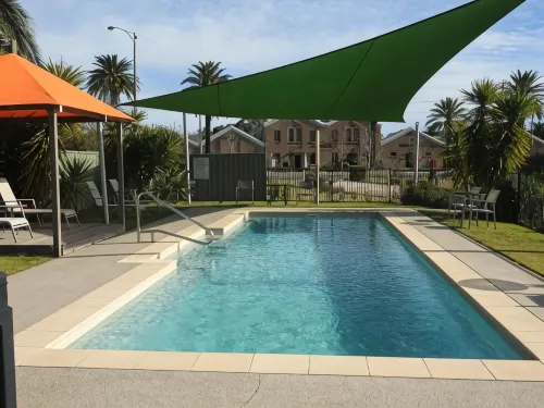 Wine Village Motor Inn - parking