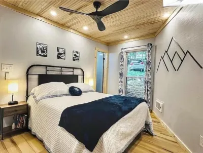 Chantilly Ice Lace Cabin Hotels near Beech Mountain Club