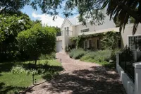 Jonquil Guest Cottage - Condos