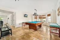 5-bedroom vacation home just a short walk to Cape May Beach