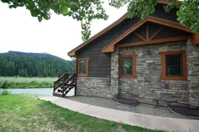 Entire Lower Unit of House on Madison River 클리프 레이크 주변 호텔