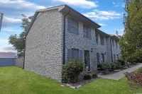 Charming Townhouse with Outdoor Patio - Delightful Coastal Retreat