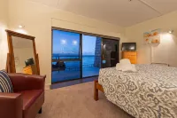 By the Bay Beachfront Apartments Hotel di 