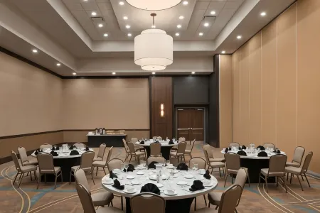 Embassy Suites by Hilton Chicago Naperville Отели рядом с достопримечательностью «Нейпер Сетлемент»