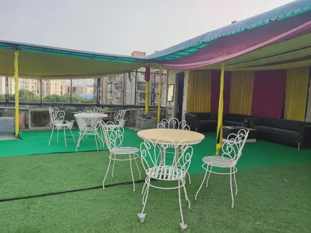 Nidra Hotel Отели рядом с достопримечательностью «Храм Йогмайи»