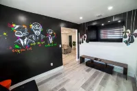 6BR Fun Oasis w/ Jacuzzi, BBQ & Retro Game Room