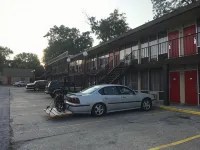 Budget Host Village Inn - parking