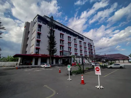 Meotel Purwokerto Отели рядом с достопримечательностью «Monumen Panglima Besar Jenderal Soedirman»