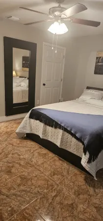 Cozy and private studio. Perfectly located to the beach & major shopping centers