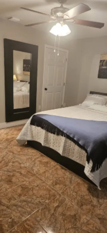 Cozy and private studio. Perfectly located to the beach & major shopping centers