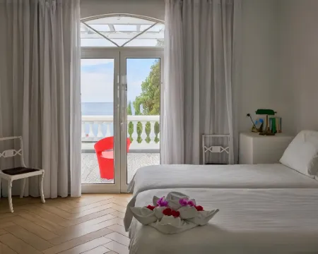 Inn & Art Hotel Gallery Hotels in Canico