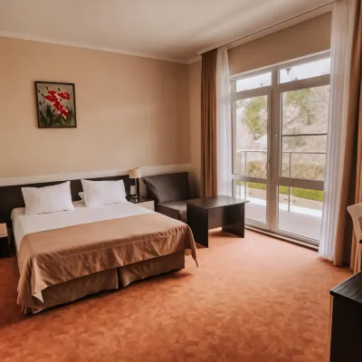 Golden Hills Hotel