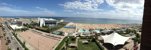 Super Beachfront Penthouse for Families with Breakfast, 2 Parking Spaces, Private Beach