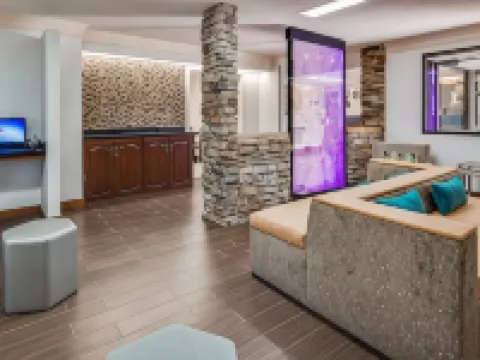 Best Western Inn  Suites of Macon マコンのホテル