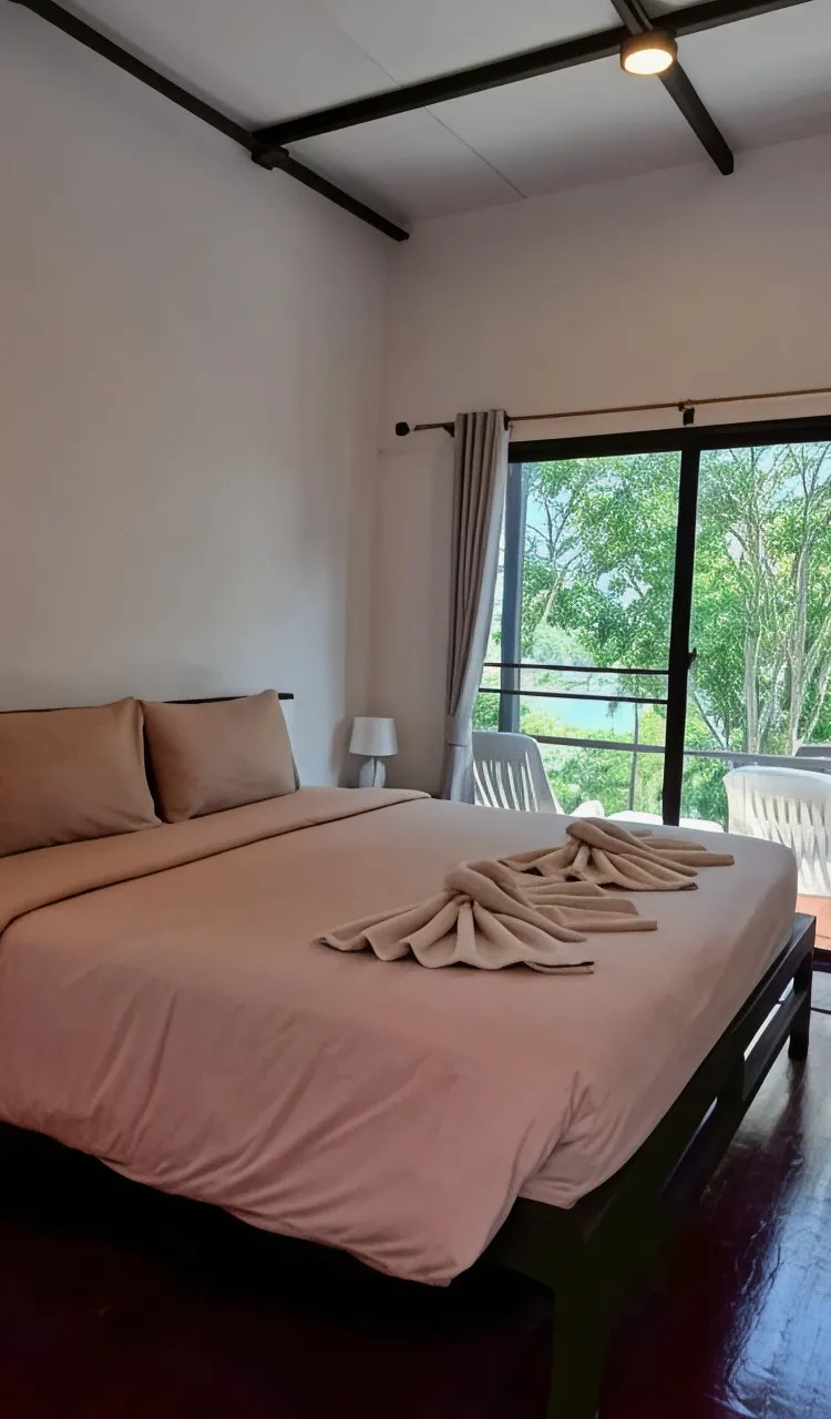 ห้องเตียงใหญ่ พร้อมวิวสวน