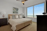Beachfront! Coastal Designer Glam with Resort Amenities. Private Balcony & Grill - 按摩浴缸