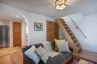 Charming Loft Bedroom Cottage in Downtown White, 1 block away from everything - Homestays