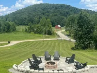 Charming 5-bedroom Cabin with Movie Theater, Hot Tub, and WiFi - Homestays