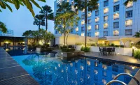 Santika Premiere Dyandra Hotel & Convention - Medan - piscina